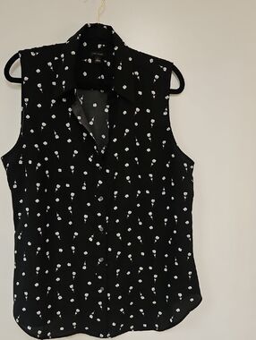 Ann Taylor Black Sleeveless Button-Down Floral Print Top